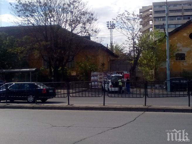 Автомобил без малко не помете спирка в Пловдив