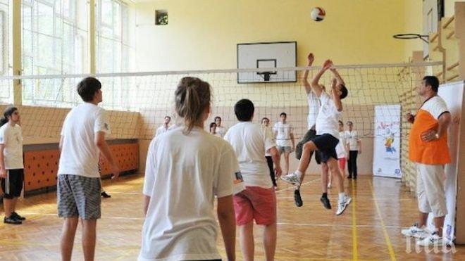 Треньори влизат в час по физическо