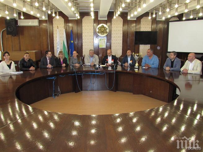 Кметът на Русе поздрави шампионките от Дунав с цветя и премия