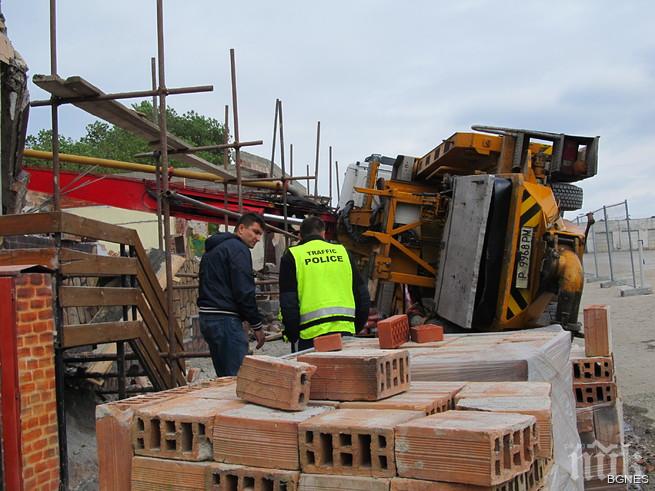 Бетонова помпа се преобърна заради силния вятър в Русе