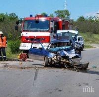 Ужас край Харманли след челен сблъсък! Има загинал, режат ламарините, за да го извадят! (снимки)