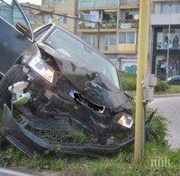 Страшна катастрофа във Варна! Софийска кола блъсна „Голф”, полетя и се заби в светофар! (снимки)