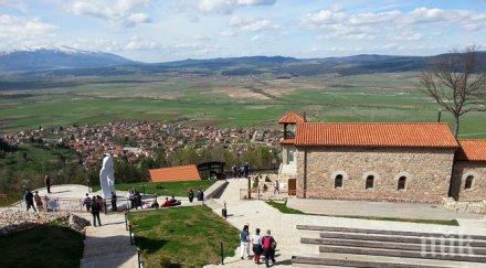 стотици посетиха цари мали град