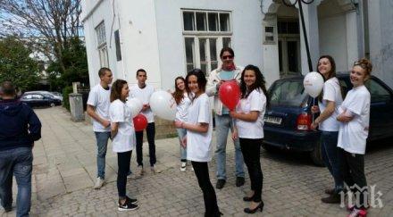 явор куюмджиев забавлява млади социалистки търговище