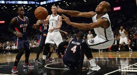 хоукс победиха бруклин класираха втория кръг плейофите