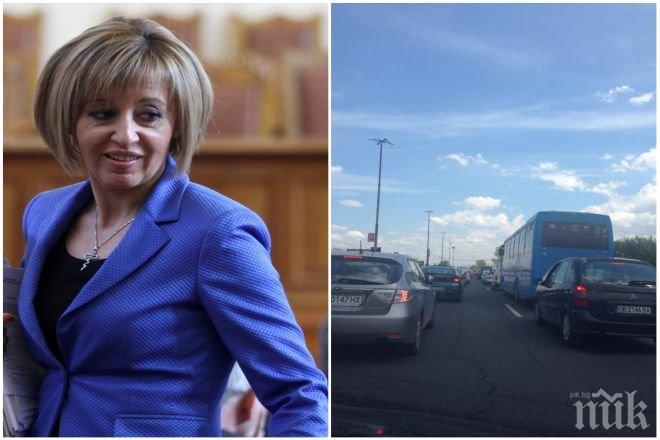Само в ПИК! Правителствен кортеж и Мая Манолова в задръстването на Тракия! Червената депутатка бясна: Минах 3 км за час и половина (снимка)