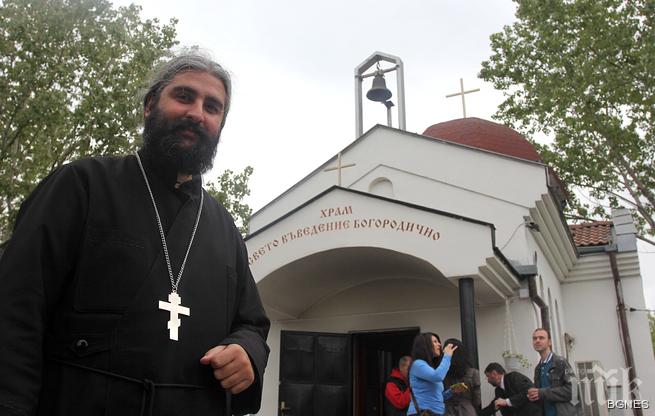 Отец Владимир: Празнуваме, че българският народ е избрал живота, а не смъртта