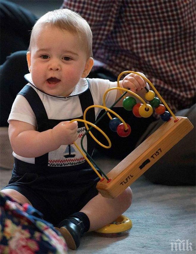 Принц Джордж посети майка си и новородената си сестричка в болницата
