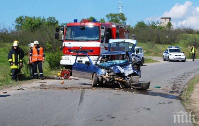 Ужас край Харманли след челен сблъсък! Има загинал, режат ламарините, за да го извадят! (снимки)