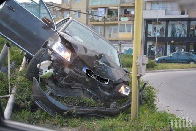 Страшна катастрофа във Варна! Софийска кола блъсна „Голф”, полетя и се заби в светофар! (снимки)