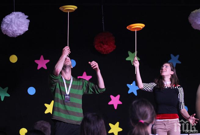 Дечица се учиха на цирково изкуство в столицата