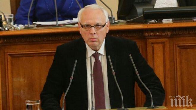 Скандал в кулоара на парламента! Велизар Енчев и Евтим Костадинов от комисията за досиетата в лют спор заради обесен сръбски журналист (снимки)