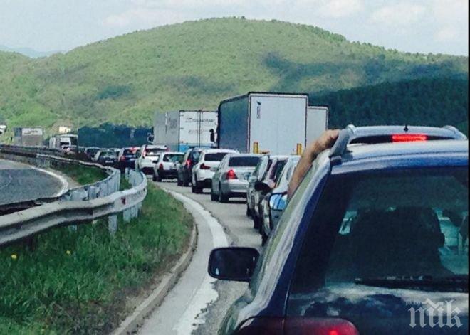 Отварят още едно платно за движение по Хемус заради задръстването