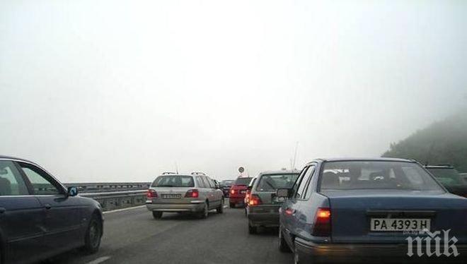 Огромна тапа на Е-79! Километрични опашки са се образували край Мурсалево