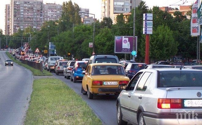 Огромни задръствания блокират движението във Варна
