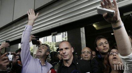 бащата янис варуфакис пламенно защитава сина