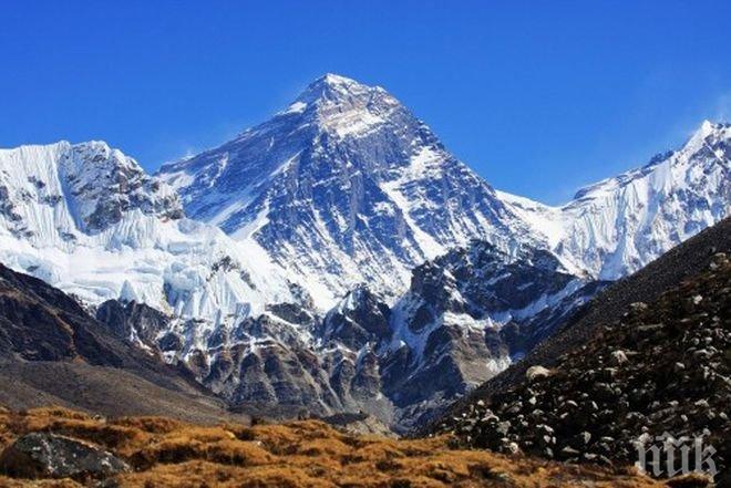 Шерпите отказват изкачване на Еверест след труса в Непал