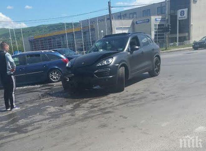 ЕКСКЛУЗИВНО и САМО в ПИК! Помляха поршето на звезда от Лудогорец насред София! (снимки) 