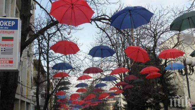 Руснак и казах изпочупиха чадърите в центъра на Благоевград