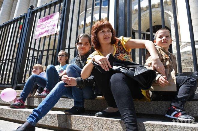 ПИК TV: Родители поискаха поне 20-30 години присъда за акушерката, пребила дете