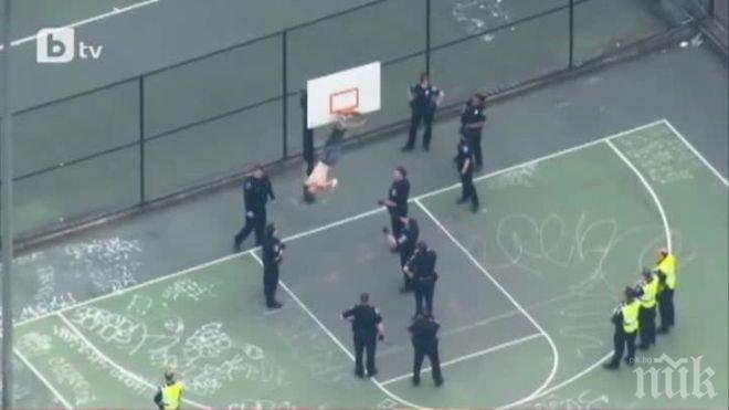 Невероятен инцидент! Мъж се заклещи в баскетболен кош (видео)