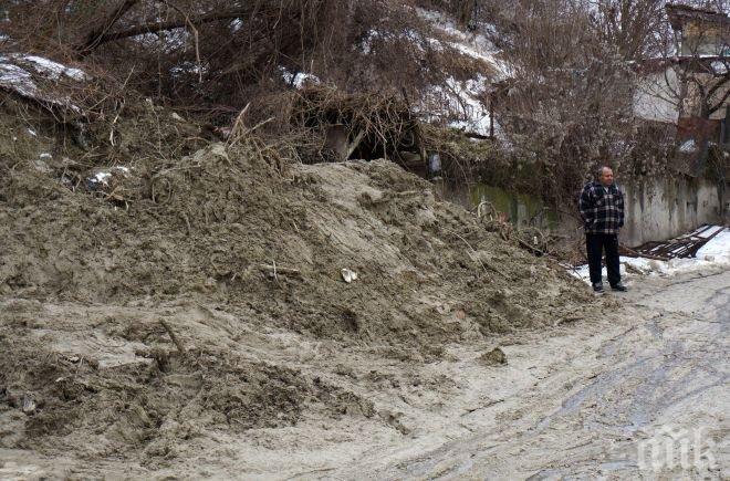 ПИК TV: Огромно свлачище затвори крайбрежната алея във Варна