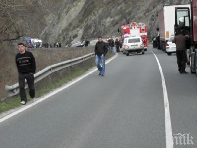 Тапа в Кресненското дефиле, целият път Е-79 е натоварен