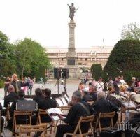 Международен парад на духови оркестри на сцена в центъра на Русе