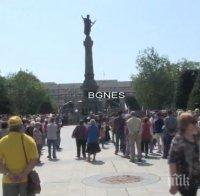 ПИК TV: Русенци празнуват с цветя и венци пред Паметника на свободата