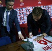 Стенли и Марто Петров раздават автографи на откриването на Евро 2015