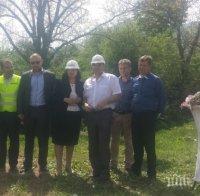 Депутатът от ГЕРБ Ирена Коцева и кметът на Своге Жоро Цветков направиха първа копка на  водния цикъл в с. Свидня