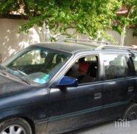 Дупка „погълна” автомобил в Харманли 