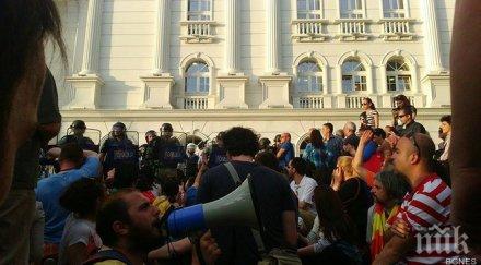 полиция притиска протеста скопие