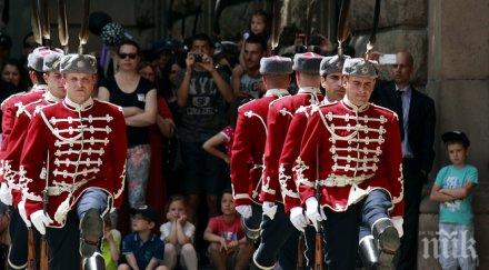 смяната караула събра десетки любопитни погледи