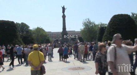 пик русенци празнуват цветя венци паметника свободата