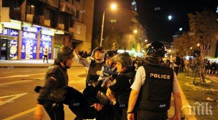 полицаи нахлули библиотека скопие бият студенти