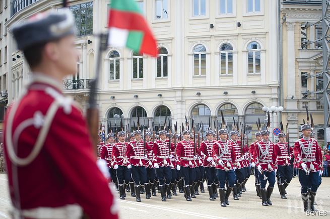 Над 1000 военни участват на парада в Деня на храбростта