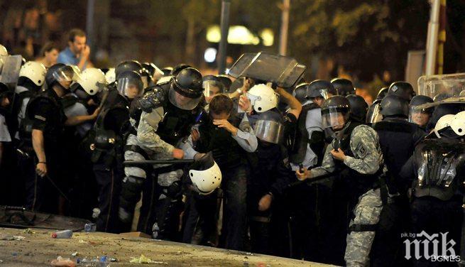 Полицията в Скопие е биела дивашки на мирен протест 