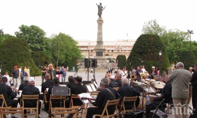 Международен парад на духови оркестри на сцена в центъра на Русе