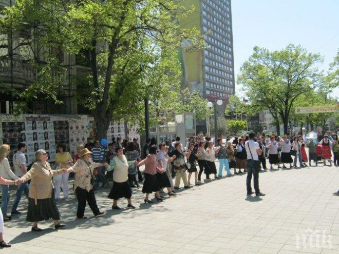 В Асеновград извиха най-дългото Гергьовденско хоро