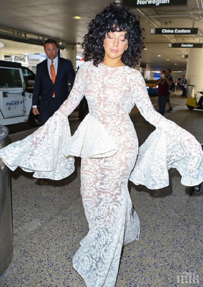 Само за жени! Ето как да успявате с точните дрехи - червената рокля съблазнява, черната е символ на власт
