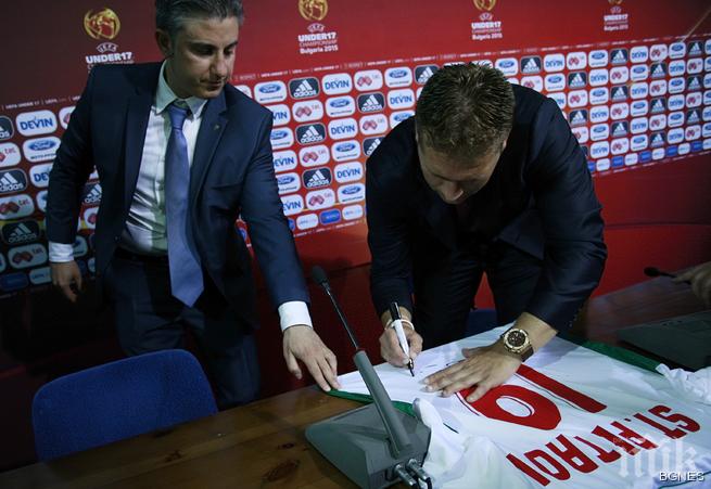 Стенли и Марто Петров раздават автографи на откриването на Евро 2015