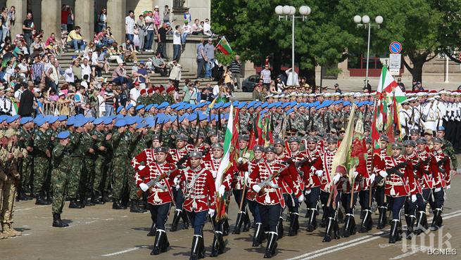 Парадът на армията скромен, но с аплодисменти