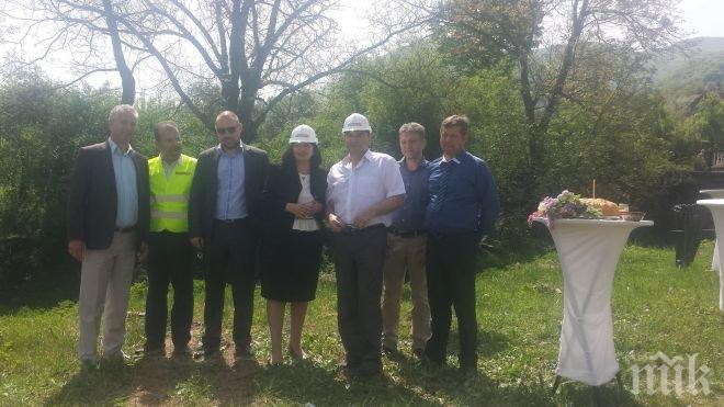 Депутатът от ГЕРБ Ирена Коцева и кметът на Своге Жоро Цветков направиха първа копка на  водния цикъл в с. Свидня