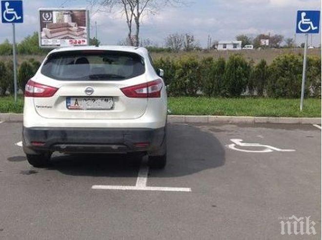 Баба с инвалидна количка се оплака от полицаи, блокирали тротоара