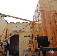 Апокалипсис в Симеоновград и Кирково! Ураганна буря отнесе покривите на къщите, градушка като яйце изпотроши дървета и прозорци (снимки)
