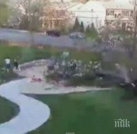 Кошмар! Огромно дърво се сгромоляса върху детска площадка (видео)