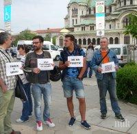 Протестиращи против промени в Закона за движение по пътищата посрещнаха депутатите