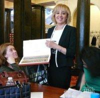 Мая Манолова черпи в парламента, обяви как може да бъде избрана за лидер на БСП (снимки)