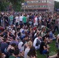 Нова безсънна нощ в съседна Македония
